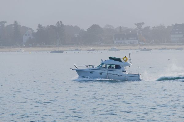 Quels sont les éléments clés à considérer avant de louer un bateau pour une journée ?